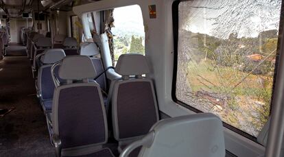 Interior del tren de cercanías de Renfe que colisionó con dos árboles colocados en la vía a su llegada a la estación de Serin, en Gijón