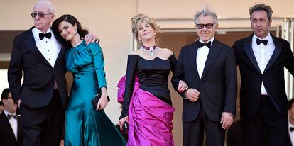 El actor británico Michael Caine, Rachel Weisz, Jane Fonda, Harvey Keitel y el director italiano Paolo Sorrentino, posan para los medios a su llegada al estreno de la película "Youth" (Juventud), el 20 de mayo de 2015.