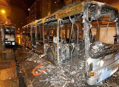 El autobús incendiado en Azpeitia, apagado tras la intervención de los bomberos.