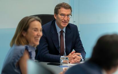 El presidente del PP, Alberto Núñez Feijóo, preside la reunión del equipo económico de los populares este jueves en Madrid. A la izquierda, la portavoz en el Congreso, Cuca Gamarra.