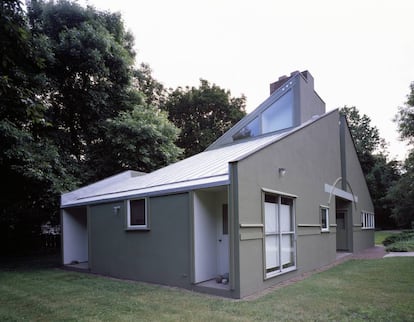 Una vivienda modesta con fachada monumental, o la Casa Vanna Venturi, de Robert Venturi (1964). El primer edificio posmoderno. |