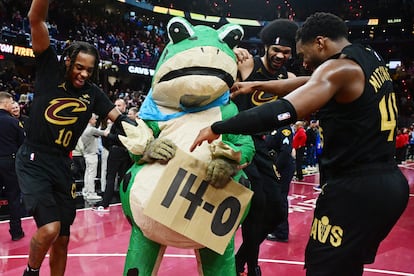 Darius Garland (10), Jarrett Allen (31) y Donovan Mitchell (45) celebran con la mascota Moondog la victoria del viernes contra los Chicago Bulls, las 14? consecutiva en el inicio de temporada.