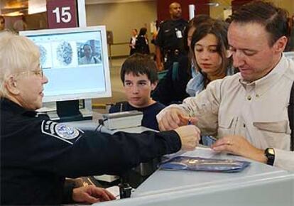 El viajero Pablo Guzmán y su familia son fichados a su llegada al aeropuerto internacional de Atlanta.
