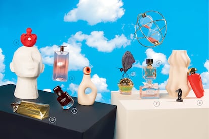 Surrealismo olfativo. 1. Nina Extra Rouge, de Nina Ricci. Perfume floral oriental con notas de grosella negra, frambuesa, pomelo, capullos de rosa, té, vainilla y praliné. 96 euros. 80 mililitros. 2. Idôle Aura, de Lancôme. Aroma luminoso y solar a base de fleur de sel, esencia de rosa de Isparta e infusión vainilla Bourbon de cultivo sostenible, y flor de heliotropo. 115 euros. 75 ml. 3. Alien Goddess, de Mugler. Es una creación floral oriental amaderada, realzada por acordes de bergamota, jazmín indio grandiflorum y vainilla Bourbon. Su formato es recargable. 115,50 euros. 100 ml. 4. L’Interdit Rouge, de Givenchy. Floral, especiada y amaderada, esta creación destaca por las notas de naranja sanguina acidulada, su acorde especiado rojo de jengibre de Nigeria y la madera de sándalo. 118 euros. 80 ml. 5. Cherry Garden, de House of Sillage. Fragancia con notas de aceites de almendra y anís, jazmín, rosa, heliotropo y almizcle. 360 euros. 75 ml. 6. Voce Viva Intensa, de Valentino. Esta interpretación incrementa el toque poderoso y vibrante de la estela original añadiendo acorde de pera, jazmín sambac y musgo de cristal. 93,50 euros. 50 ml. 7. Miss Dior, de Dior. Perfume compuesto por un buqué floral: la untuosidad de la rosa centifolia, acorde fresco de muguete y femeninas peonías. 144 euros. 100 ml. 8. Flamant Rose, de The Merchant of Venice. Este perfume está inspirado en el flamenco rosa y combina mandarina, verbena, albaricoque, azahar, pachulí, haba tonka y almizcle. 250 euros. 100 ml.