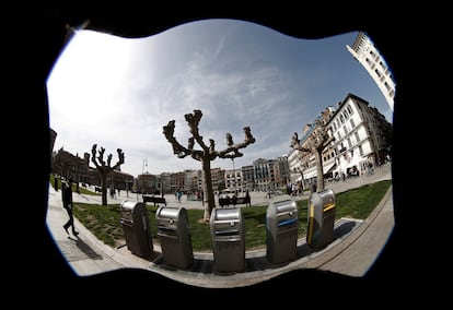 Contenedores en la plaza del Castillo de Pamplona.