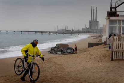 Calima en una playa de Badalona (Barcelona).