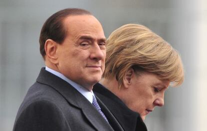 La canciller alemana, Angela Merkel, junto al ex primer ministro italiano, Silvio Berlusconi.