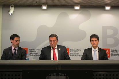 Bilbao, junto a sus diputados Imanol Pradales (izquierda) y Unai Rementeria, durante su comparecencia.