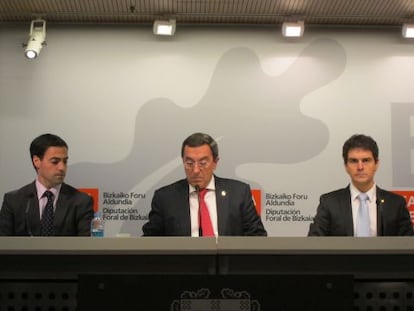 Bilbao, junto a sus diputados Imanol Pradales (izquierda) y Unai Rementeria, durante su comparecencia.