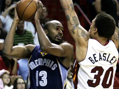 Beasley trata de interceptar el pase de Ross.