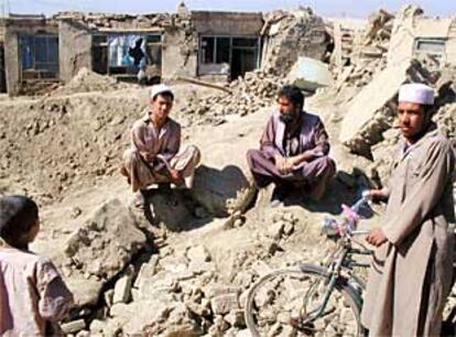 Varios afganos observan los efectos de los bombardeos en Kabul.