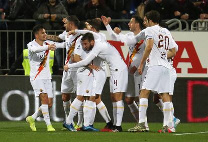 Los jugadores de la Roma, ante el Cagliari.