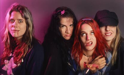 Donita Sparks, Suzi Gardner, Jennifer Finch, Demetra Plakas, del grupo L7, en Bélgica en 1992.