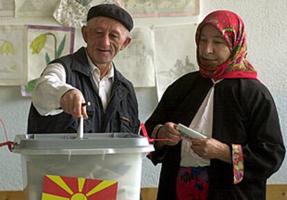 Dos ancianos de etnia albanesa votan en la localidad macedonia de Zajas. PLANO MEDIO - ESCENA