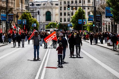 Un niño sujeta una bandera de CCOO durante la manifestación de este miércoles de Madrid.