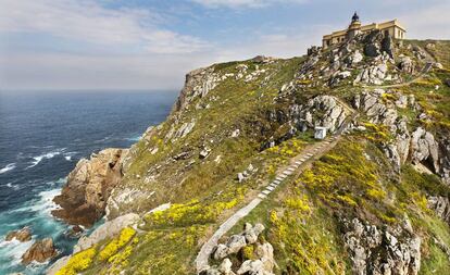 Escalera a la antigua sirena del faro de Cabo Prior (A Coruña).