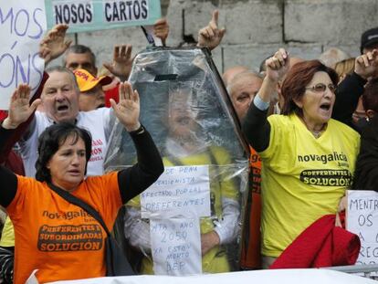 Afectados por las participaciones preferentes se manifiestan en Santiago de Compostela.