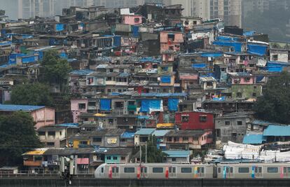 Vista general de un barrio chabolista en Bombay, India.