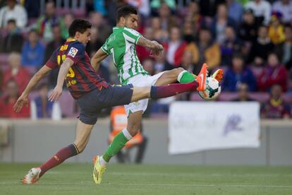 Vadillo pugna por el cuero con Bartra.