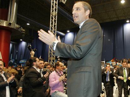 Álvaro Pérez, <i>El Bigotes</i> (a la izquierda), y Francisco Camps en un mitin del PP en octubre de 2009. A la derecha, Mariano Rajoy.
