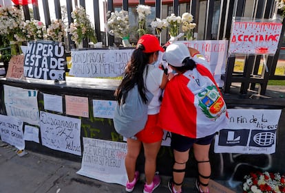Un par de mujeres en un homenaje a las víctimas mortales durante las protestas en Lima, Perú.