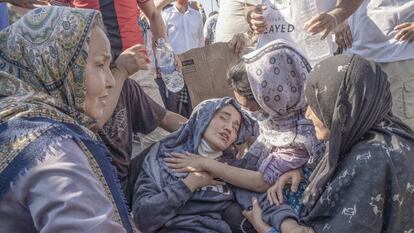 Una mujer se desmaya y convulsiona durante una manifestación organizada por migrantes para pedir libertad de movimiento, agua y comida.