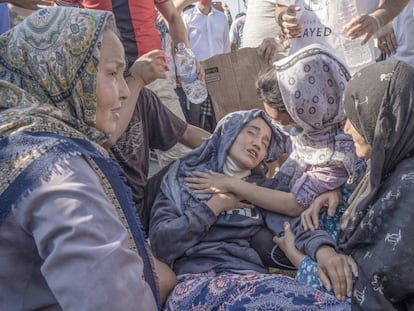 Una mujer se desmaya y convulsiona durante una manifestación organizada por migrantes para pedir libertad de movimiento, agua y comida.