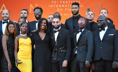 Ladj Ly (en segundo plano con las gafas de sol puestas), posa con los actores de 'Los miserables', en mayo en Cannes.