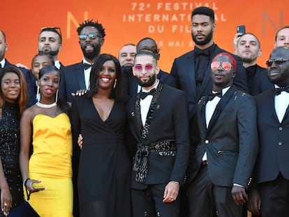 Ladj Ly (en segundo plano con las gafas de sol puestas), posa con los actores de 'Los miserables', en mayo en Cannes.