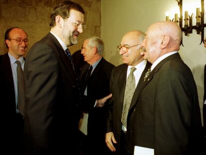 El entonces ministro de Cultura, Mariano Rajoy (izquierda) conversa con Francisco Brines (centro) y José Hierro, galardonados con los Premios Nacionales de Literatura 1999, que anualmente concede el Ministerio de Cultura, que se entregaron en el hostal San Marcos de León, el 13 de abril de 2000.