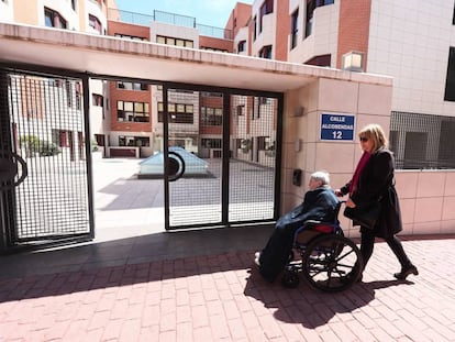 Edificio de la Residencia de ancianos Los Nogales en el distrito de Hortaleza, en Madrid.