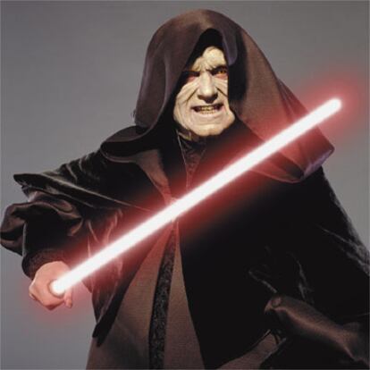 El episodio III da las claves de cómo Anakin Skywalker se pasa al lado oscuro de la Fuerza -interpretaciones trascendentales para todos los gustos- y se convierte en el malvado Darth Vader, que fuera el villano de la primera y original trilogía.