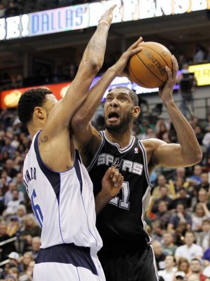 Tim Duncan, de San Antonio Spurs, frente a Tyson Chandler, de Dallas.