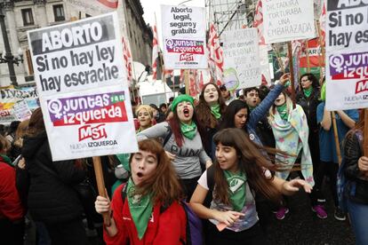 Centenares de personas a favor de la ley del aborto se manifiestan en Buenos Aires (Argentina). 