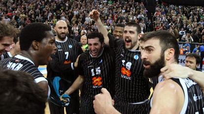 Los jugadores del Uxue Bilbao Basket celebran su victoria ante el Budivelnik y el pase a la final de la Eurocopa.