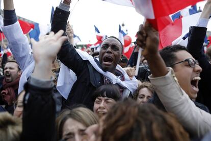 Seguidores de Emmanuel Macron celebran el triunfo de su candidato.