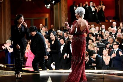 Jane Fonda entrega el premio Oscar a la mejor película en la ceremonia de 2020, en Hollywood.