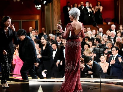 Jane Fonda entrega el premio Oscar a la mejor película en la ceremonia de 2020, en Hollywood.