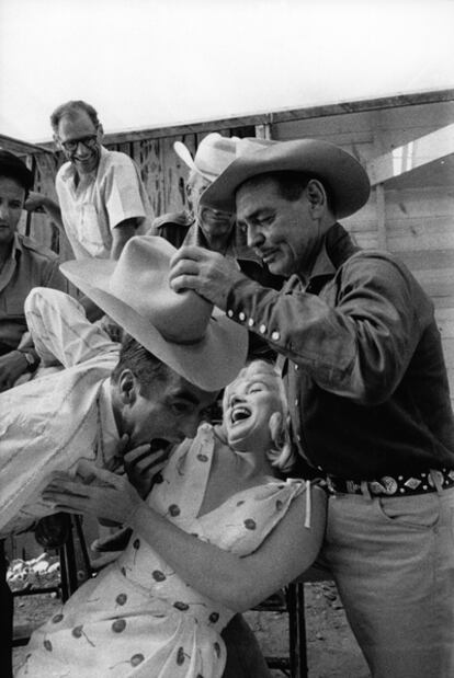 Arthur Miller, Montgomery Clift, Clark Gable y Marilyn Monroe, durante el rodaje de <i>Vidas rebeldes</i> (1961), de John Huston.