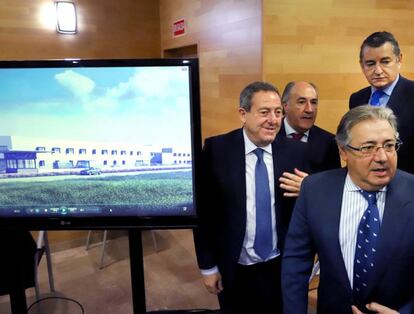 El ministro del Interior, Juan Ignacio Zoido,durante la presentaci&oacute;n en Algeciras (C&aacute;diz) del nuevo modelo arquitect&oacute;nico de los Centros de Internamiento de Extranjeros.
 