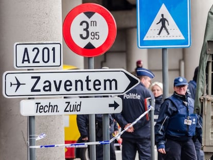 La polic&iacute;a y el Ej&eacute;rcito belgas vigilan las inmediaciones del aeropuerto bruselense de Zaventem. 