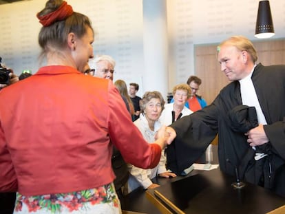 La fundadora de la organización Urgenda, Marjan Minnesma, saluda al juez en 2015.
