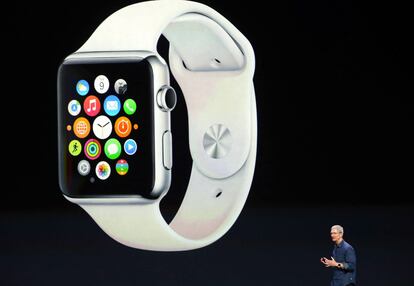 El consejero delegado de Apple, Tim Cook, presenta el primer reloj inteligente de la empresa, el Apple Watch, que describió como el "dispositivo más personal que hemos fabricado nunca".