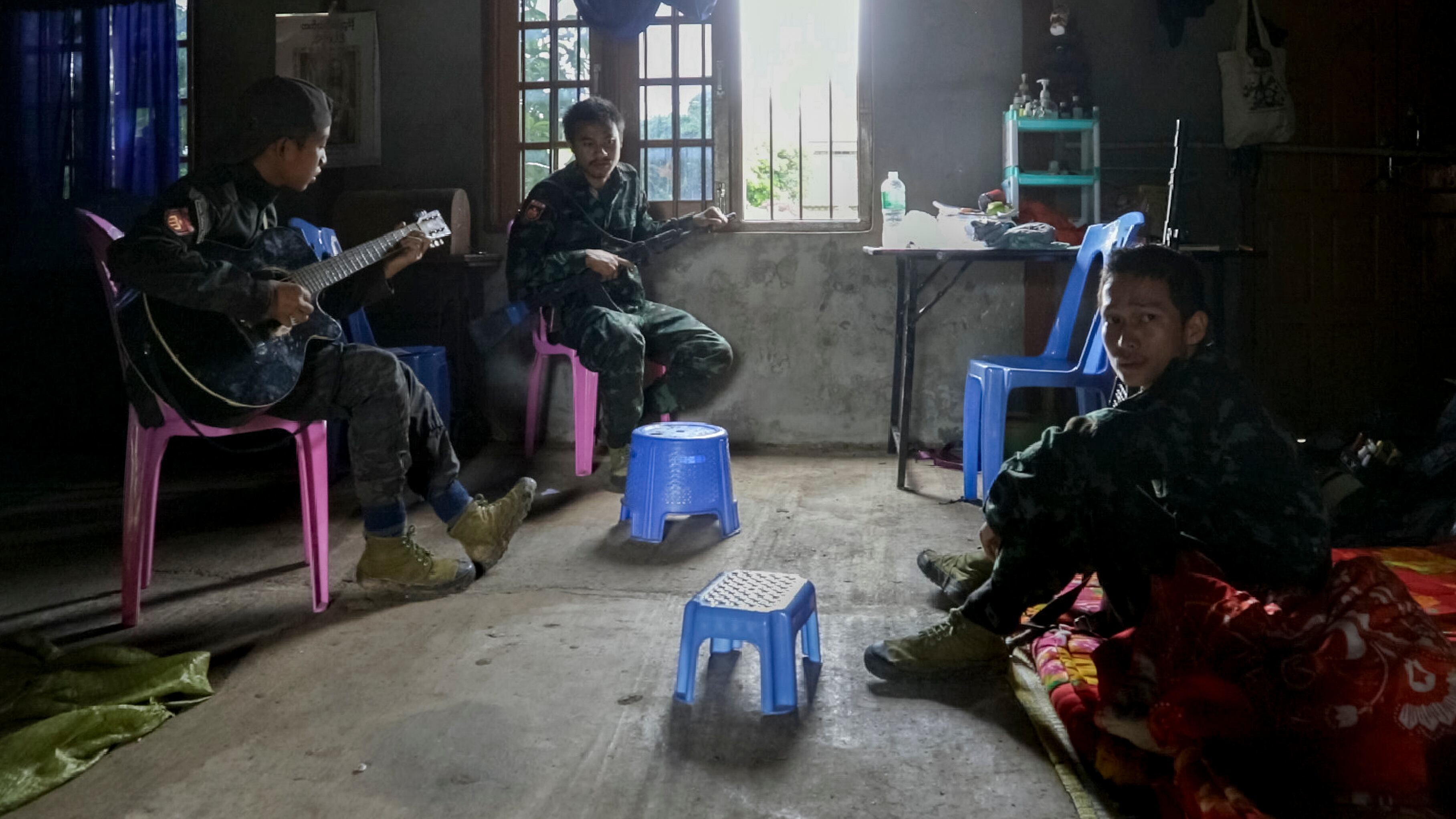 Jóvenes soldados karenni descansan en una base secreta en Loikaw, en primera línea del frente de guerra.