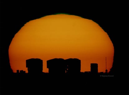 Puesta de Sol desde el Very Large Telescope en Cerro Paranal (Chile). Con el tiempo y el avance de la tecnología, la imagen del astrónomo actual se ha ido alejando de la visión romántica del hombre de barba blanca mirando por un telescopio. El astrónomo de hoy dedica la mayor parte de su tiempo al análisis y estudio de datos, imágenes y resultados, normalmente sentado delante de un ordenador todo el día. Aun así, hay veces en las que se hace necesario desplazarse a los telescopios normalmente en parajes exóticos y poco accesibles, para observar y tomar nuevas imágenes o datos. En esos casos el inicio de la jornada laboral puede venir marcada por imágenes como ésta.