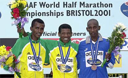 Gebrselassie, en el centro, junto a Ilier (izquierda) y Yuda.