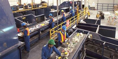 Empleados en la línea de reciclaje de residuos de una de las plantas de Edmonton (Canadá).