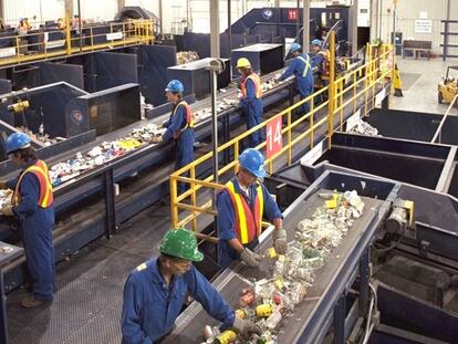Empleados en la línea de reciclaje de residuos de una de las plantas de Edmonton (Canadá).