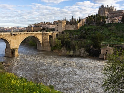 Crecida del río Tajo a su paso por Toledo, este miércoles.