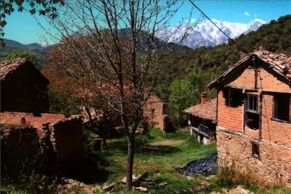 Houses in Porcieda (Cantabria), an abandoned village with the Picos de Europa mountains in the background, on sale for €1.5 million.